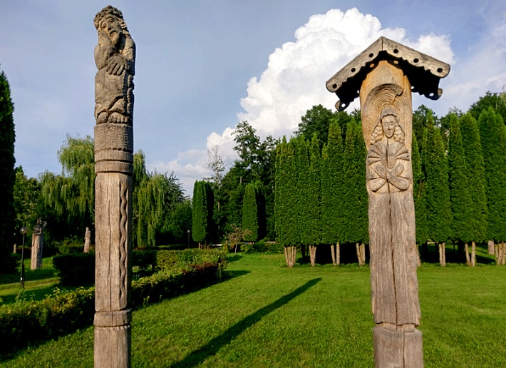 pokamedulski zespół klasztorny - krzyże i kapliczki w ogrodach zakonnych