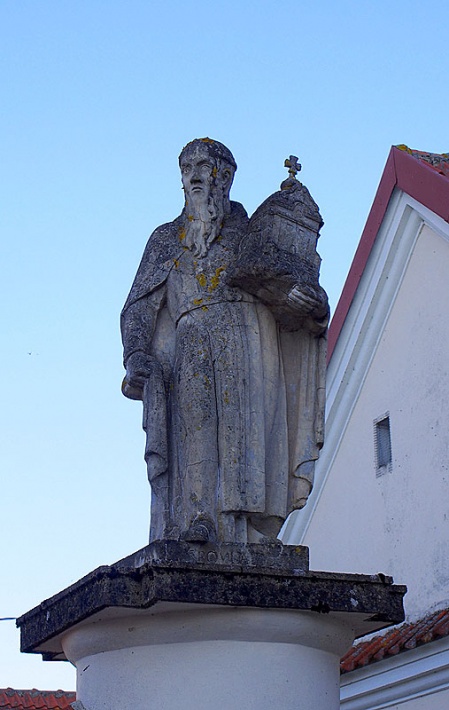 kościół pokamedulski w Wigrach - figura św. Romualda na filarze bramy eremu