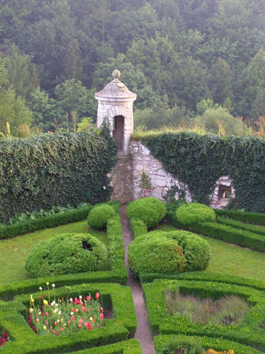 zamek w Pieskowej Skale - ogród włoski