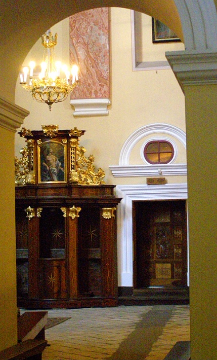 barokowy konfesjonał i barokowy portal do zakrystii