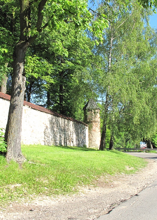 baszta w murach obronnych klasztoru