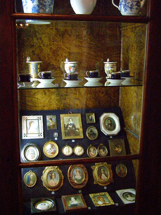 sala niebieska - wystawa miniatur i porcelany
