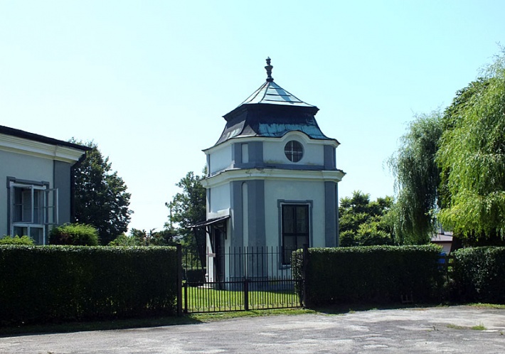 orientalny pałac w Grabkach Dużych - pawilon ogrodowy