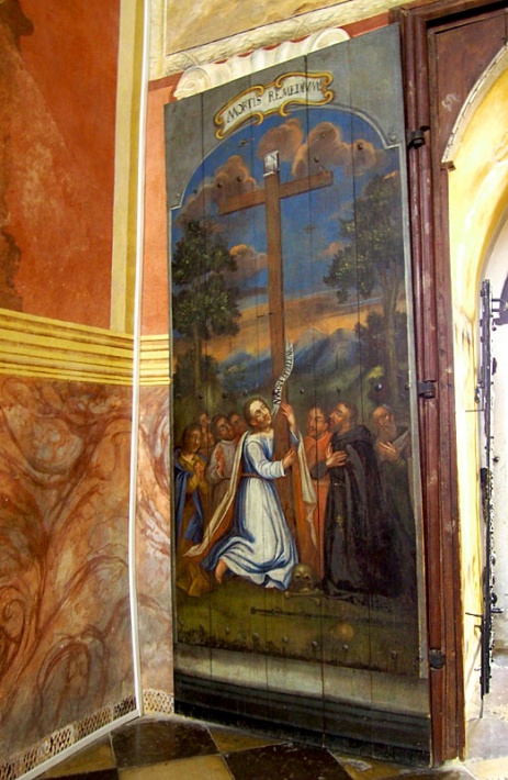 Opactwo Święty Krzyż - malowane drzwi do kaplicy Krzyża Świętego