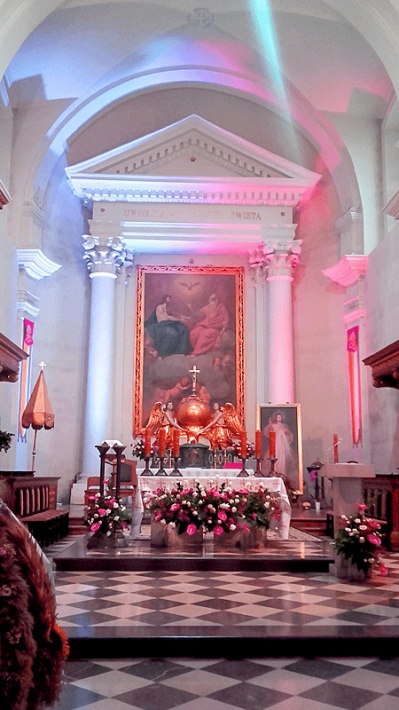 Opactwo Święty Krzyż - prezbiterium kościoła w kolorowym oświetleniu
