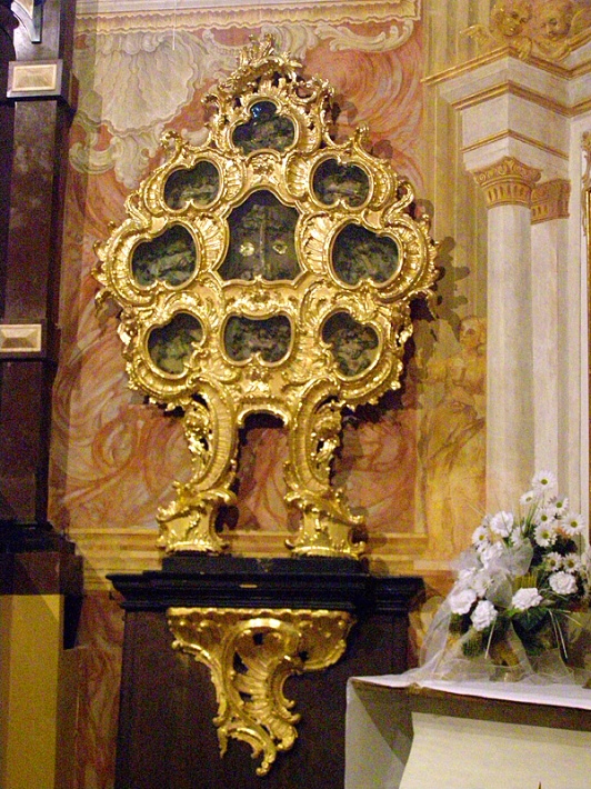 kaplica Krzyża Świętego - jeden z dwóch relikwiarzy obok ołtarza