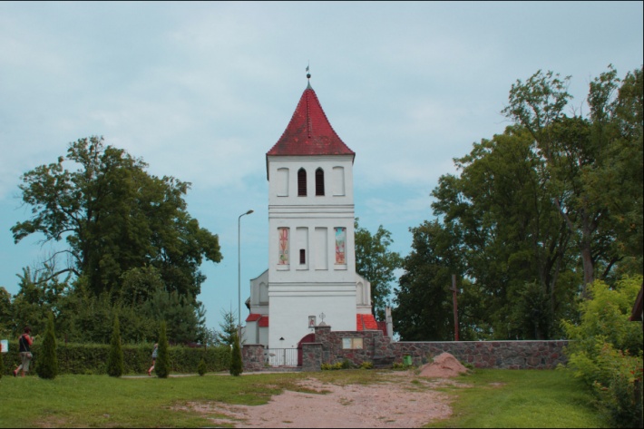 Po drodze do rezerwatu Oświn, warto zatrzymać się przed XV wiecznym kościołem w miejscowości Wegielsztyn