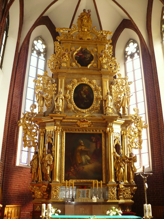 Barokowy ołtarz główny w prezbiterium