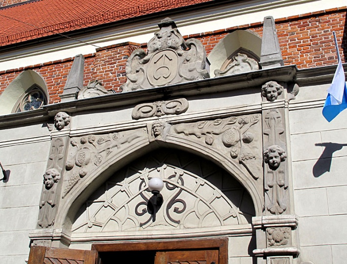 Grudziądz - kościół farny, zwieńczenie renesansowego portalu południowego z herbem rodu Działyńskich Ogończyk