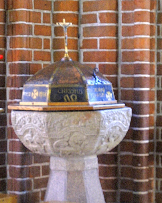 Grudziądz - kościół farny, granitowa misa chrzcielnicy typu gotlandzkiego z końca XII wieku