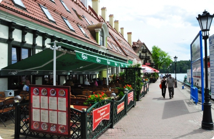 Restauracja Sielawa w Mikołajkach. W tym samym miejscu istniała reztauracja o tak samo brzmiącej nazwie przed II wojną światową