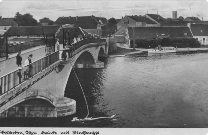 Przedwojenne Mikołajki. Most drogowy a na wodzie przywiazany do przęsła mostu legendarny Krół Sielaw