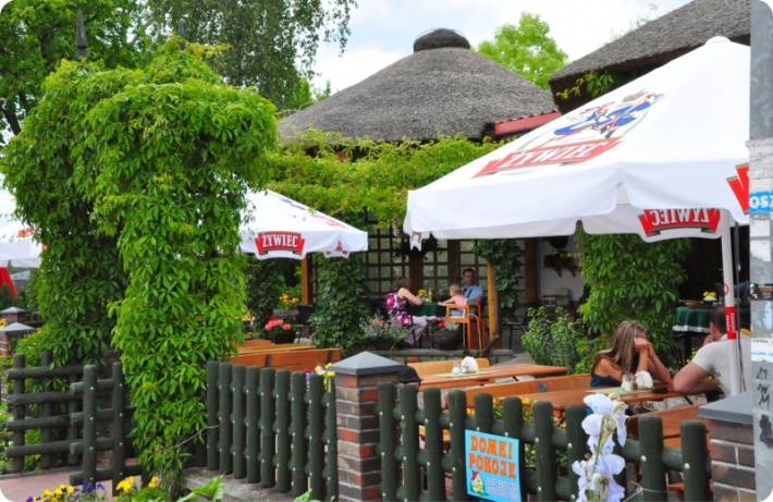 Jedna z licznych restauracyjek dostepnych na nabrzeżu jeziora mikołajskiego