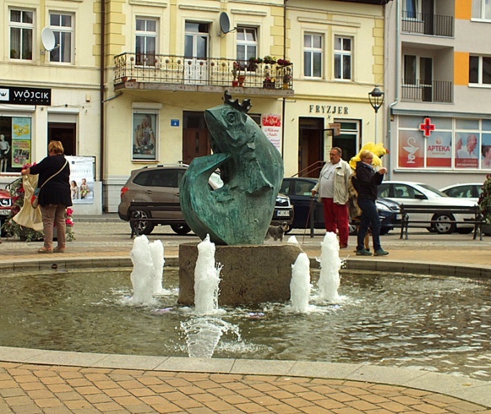 Mikołajki - plac Wolności, pomnik Króla Sielaw