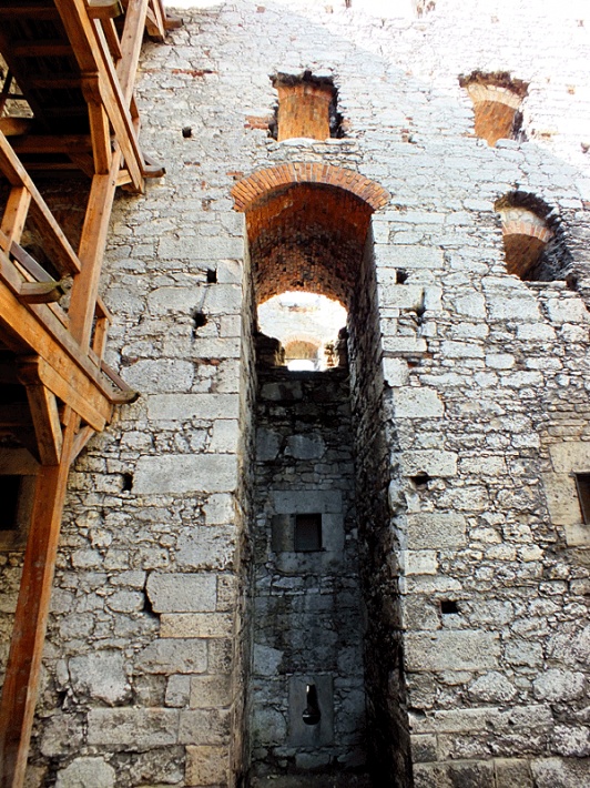 Ruiny zamku Ogrodzieniec - dziedziniec gospodarczy