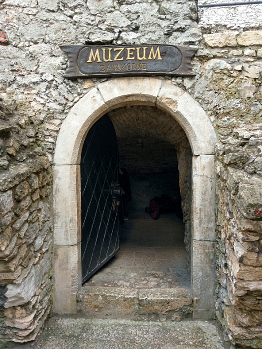Ruiny zamku Ogrodzieniec - wejście do muzeum