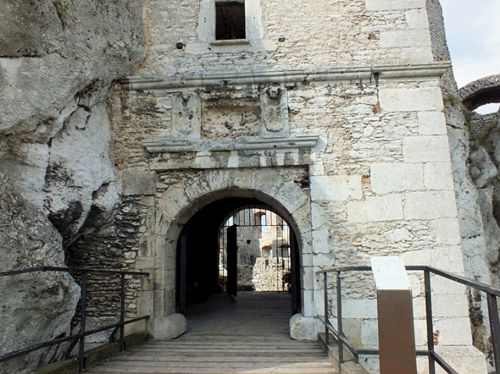 Ruiny zamku Ogrodzieniec - brama wjazdowa