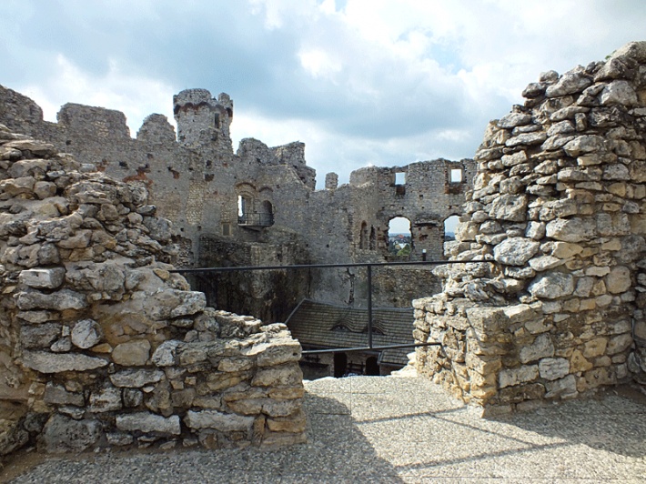 Ruiny zamku Ogrodzieniec - dziedziniec główny