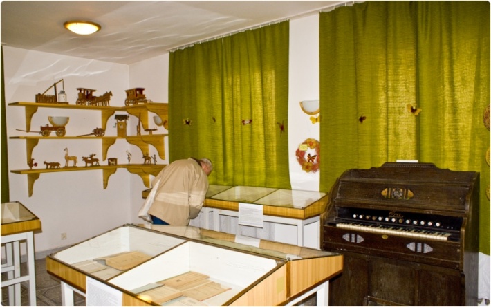 Sala z eksponatami Muzeum Reformacji w Mikołajkach