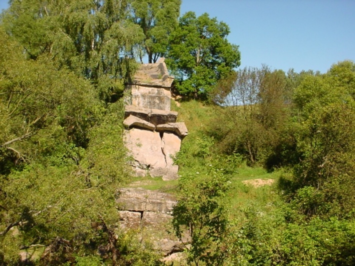 Fragmenty przęsła mostu w Grądach Kruklaneckich w gminie Kruklanki