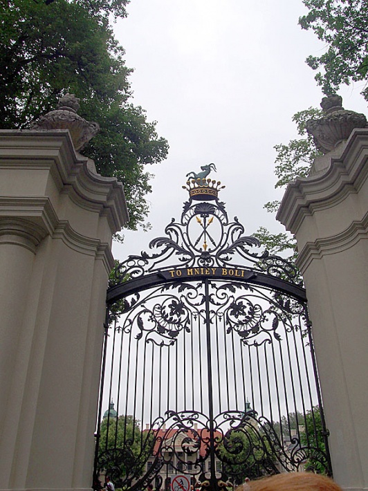 Brama wjazdowa do pałacu Zamoyskich w Kozłówce, zwieńczona herbem &quot;Jelita&quot;