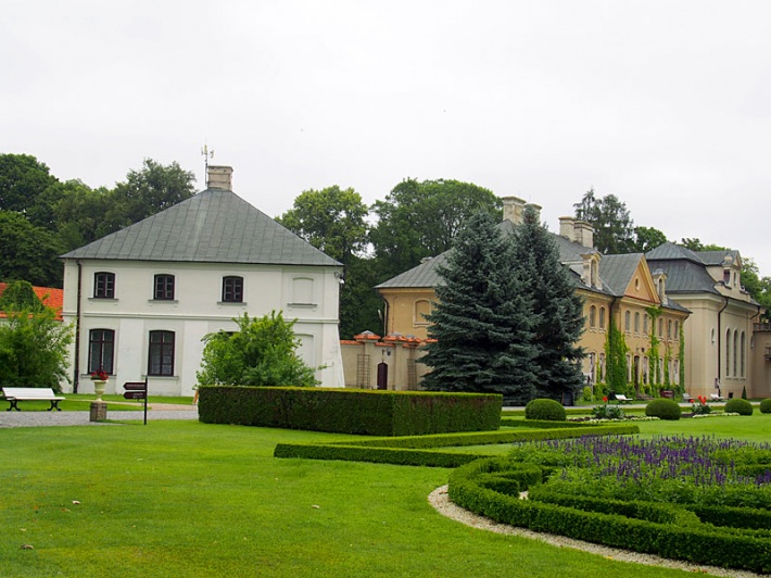 Kozłówka - pałac Zamoyskich, kordegarda i oficyna północna oraz kaplica
