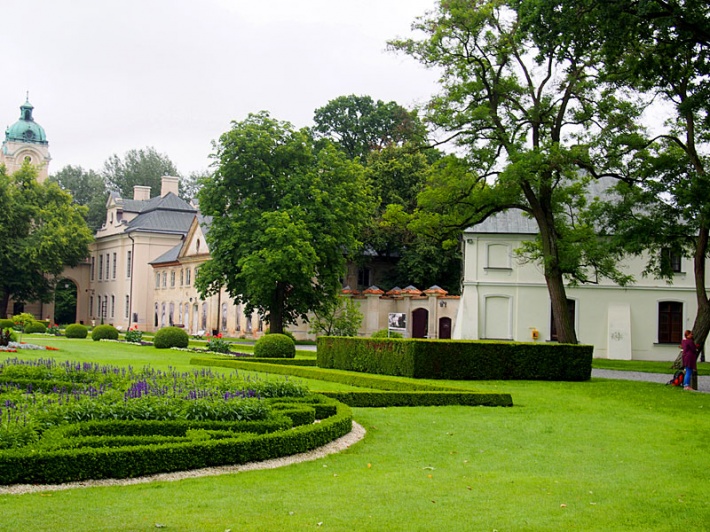 Kozłówka - pałac Zamoyskich, kordegarda i oficyna południowa