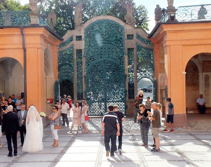 Święta Lipka - Sanktuarium Maryjne, barokowa brama i krużganki