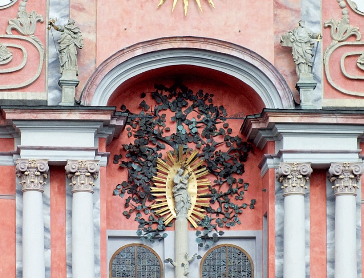 Święta Lipka - Sanktuarium Maryjne, figurka MB w koronie lipowego drzewa na fasadzie kościołą