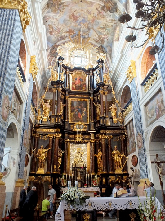 Święta Lipka - Sanktuarium Maryjne, ołtarz główny z obrazem MB Świętolipskiej w srebrnej sukience