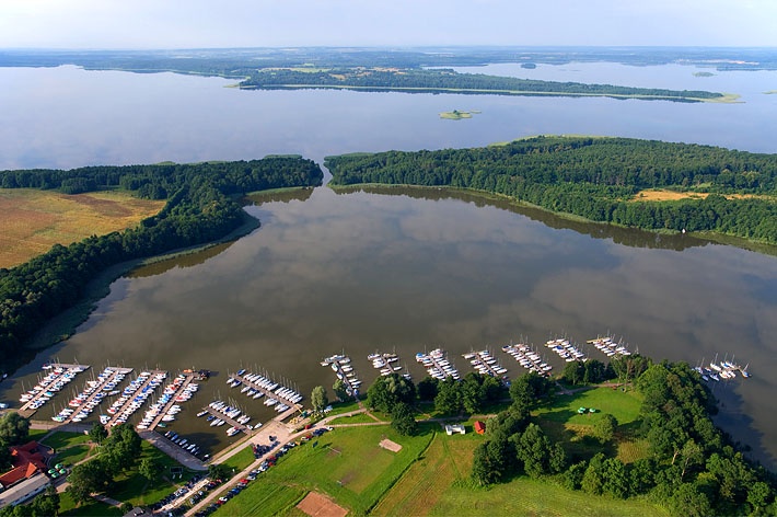 Widok na port w miejscowości Sztynort - widok z lotu ptaka.W głębi na prawo jezioro Łabap na lewo jezioro Dargin
Fotka pochodzi ze zbiorów http://www.fotowojcik.pl