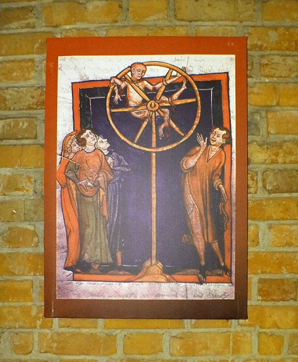 Zamek biskupów warmińskich w Reszlu - wystawa narzędzi tortur, koło