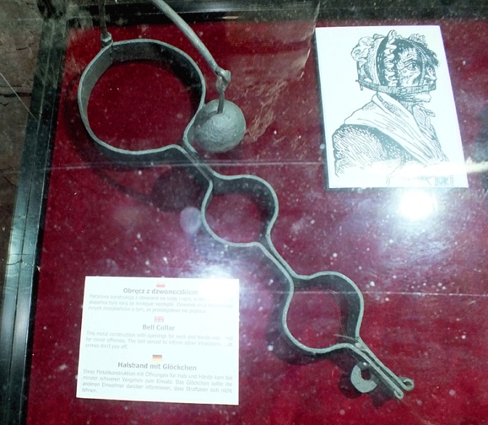 Zamek biskupów warmińskich w Reszlu - wystawa narzędzi tortur, obręcz z dzwoneczkiem