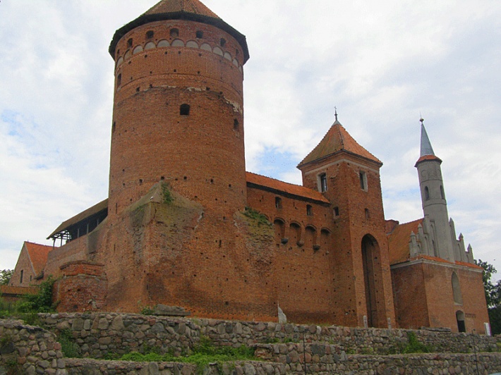 zamek w Reszlu - potężna wieża zamkowa