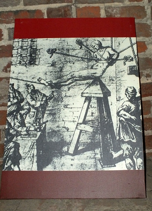 Zamek biskupów warmińskich w Reszlu - wystawa narzędzi tortur, kołyska Judasza