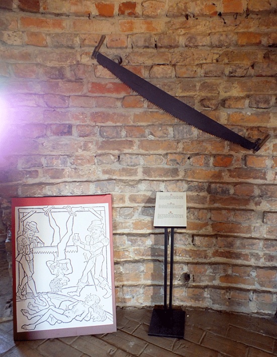 Zamek biskupów warmińskich w Reszlu - wystawa narzędzi tortur, piła