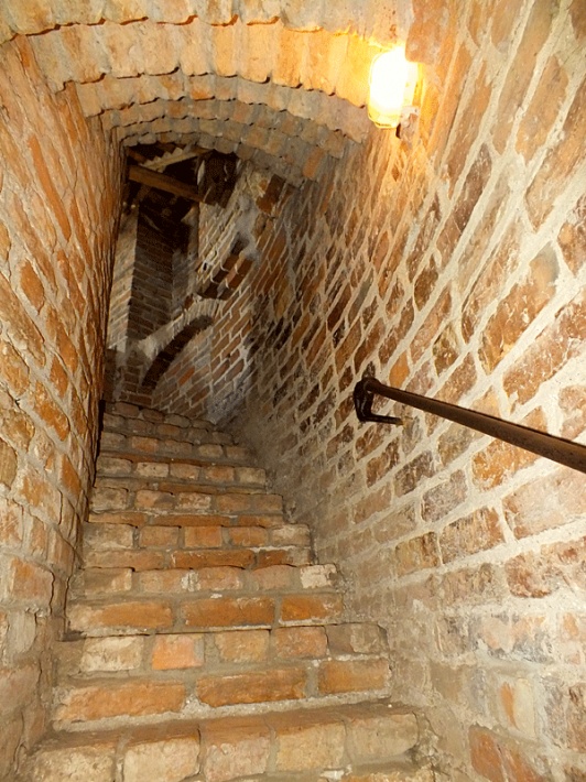 Zamek biskupów warmińskich w Reszlu - schody w wieży zamkowej