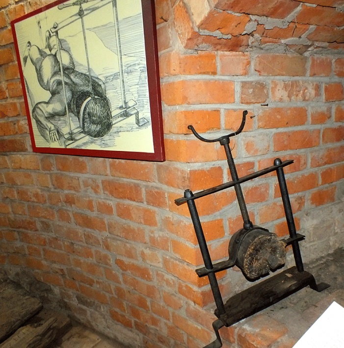Zamek biskupów warmińskich w Reszlu - wystawa narzędzi tortur, zgniatacz głowy
