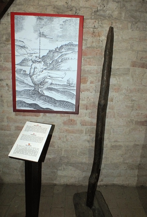 Zamek biskupów warmińskich w Reszlu - wystawa narzędzi tortur, nabijanie na pal