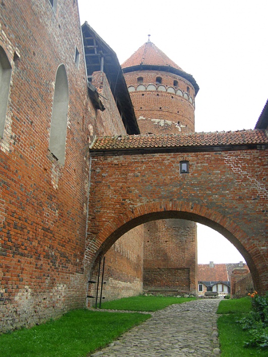 zamek w Reszlu - ganek łączący gdanisko z zamkiem, w tle wieża zamkowa