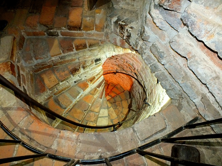 Zamek biskupów warmińskich w Reszlu - schody w wieży zamkowej