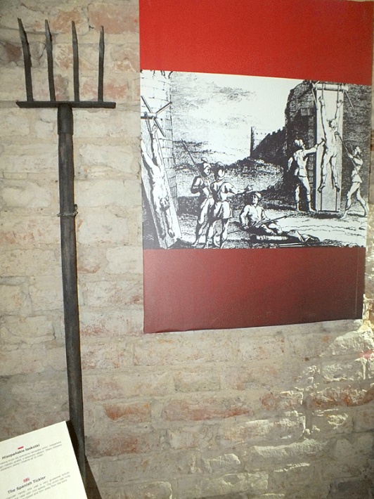 Zamek biskupów warmińskich w Reszlu - wystawa narzędzi tortur, hiszpańskie łaskotki