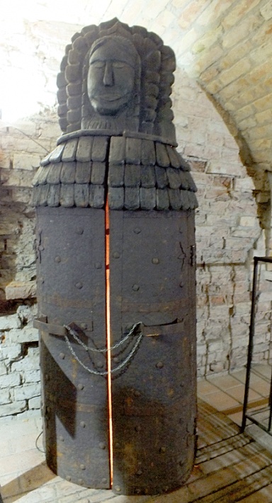 Zamek biskupów warmińskich w Reszlu - wystawa narzędzi tortur, żelazna dziewica