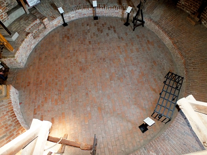 Zamek biskupów warmińskich w Reszlu - wnętrze wieży zamkowej, posadzka najwyższego poziomu