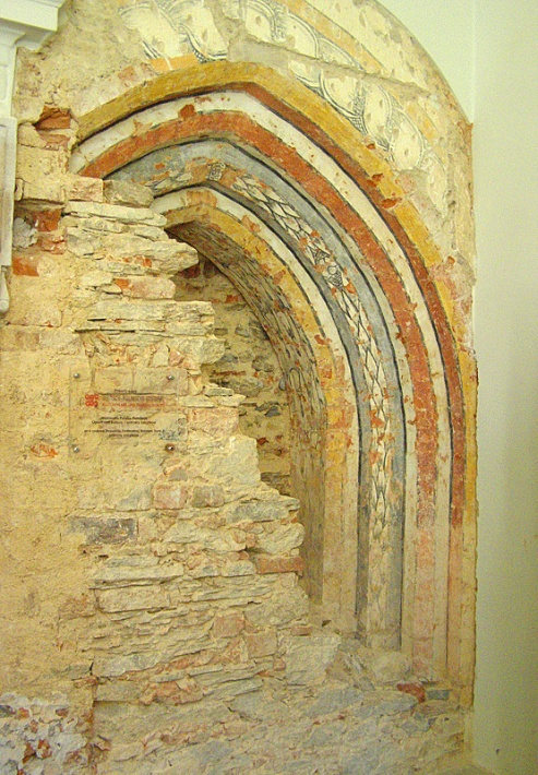 odsłonięte gotyckie portale
