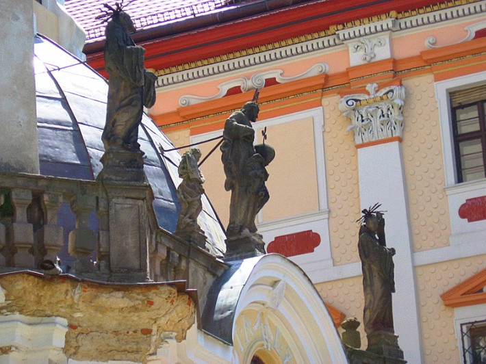 figury świętych na fasadzie kruchty