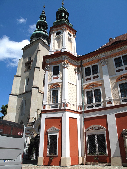 wieżyczka klasztorna i wieża kościelna