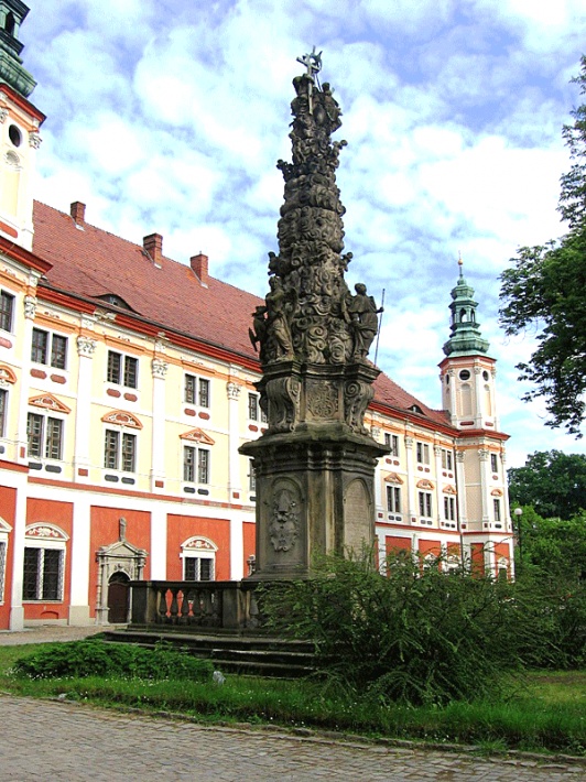 barokowa kolumna św. Trójcy na dziedzińcu klasztornym