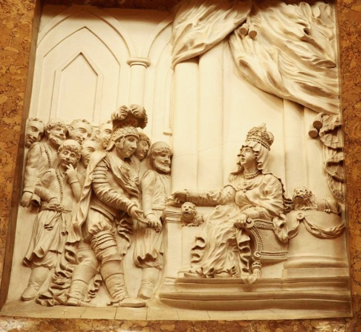 Płaskorzeźba w sali rotundowej-królowa Jadwiga przyjmuje wielkiego mistrza krzyżackiego