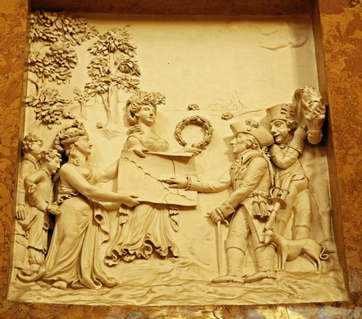 Płaskorzeźba-hrabina Potulicka pokazuje królowi Prus Fryderykowi II plany budowy Kanału Bydgoskiego